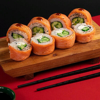 Lux Филадельфия опаленный лосось с соусом унаги в Рыбин Гуд Sushi Premium по цене 990 ₽