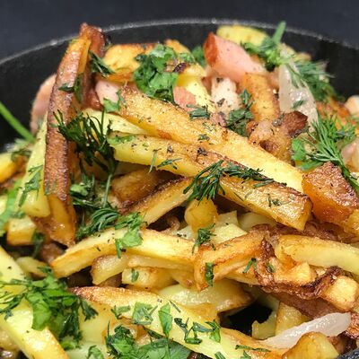 Сковородка с картофелем и грудинкойв Ribs по цене 550 ₽