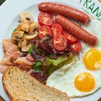 Яичница с колбасками и картофелем в Франческо