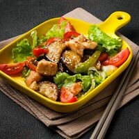 Тёплый салат с курицей в Pakfried