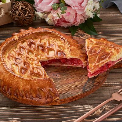 Пирог с клубникой в Ватруш пекарня-кондитерская по цене 890 ₽