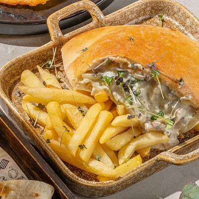 Пита с курицей и грибами в Жадина говядина по цене 455 ₽
