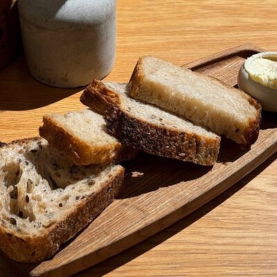 Два вида бездрожжевого хлеба со взбитым масломв Городское кафе N31 по цене 271 ₽