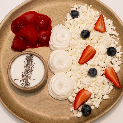 Творожная тарелка с клубничным конфи в LULU COFFEE по цене 510 ₽