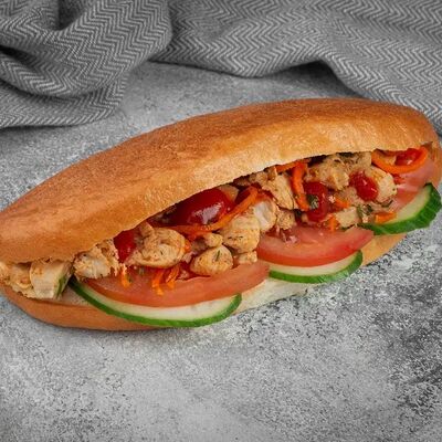 Булка с мясом курицы в КОМБИНАТ шаурма и стритфуд по цене 248 ₽