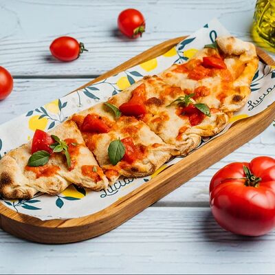 Кальцоне Пеперони в Lucia osteria по цене 470 ₽