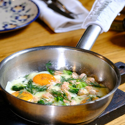 Яичница из трех яиц с лососем и брокколи в Сыроварня по цене 590 ₽