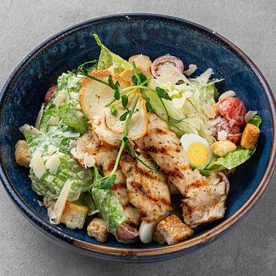 Салат Цезарь с курицей в Si M patio по цене 670 ₽