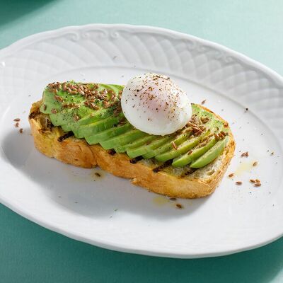 Брускетта с авокадо, семенами чиа и яйцом пашот в Кукумбер по цене 460