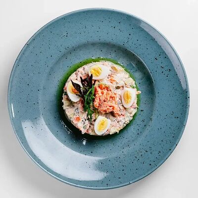 Оливье с копченым лососем в Тук тук took took по цене 680 ₽