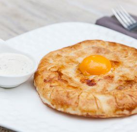 Большой пирог с семгой и яйцом в Рецептор по цене 510 ₽