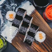 Ролл с лососем в Sushi Time