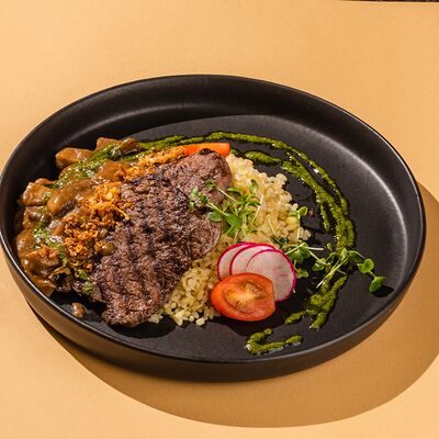 Отбивная из говяжьей вырезки с булгуром в Kiss по цене 930