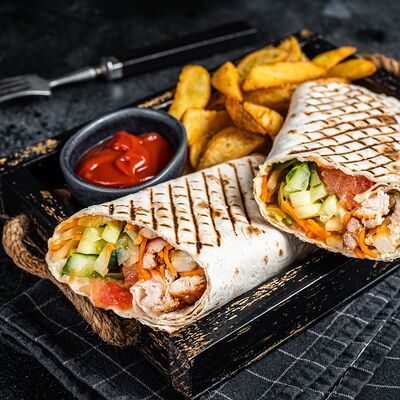 Шаурма с картофелем фрив Шаурма на углях Мауш по цене 475 ₽