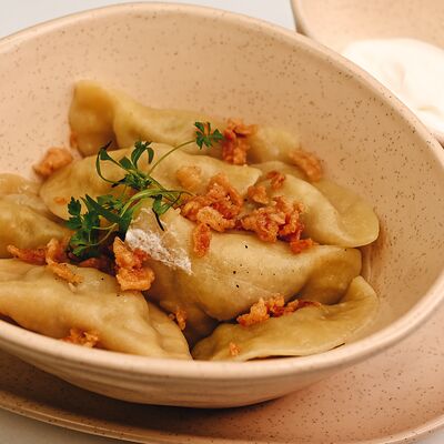 Вареники с картошкой, грибами и луком в Клевая блиновая по цене 300 ₽