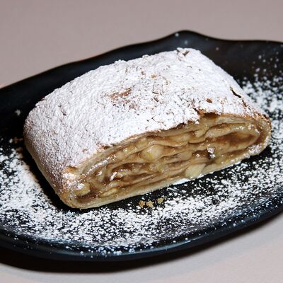 Штрудель с яблоком и корицей в Coffeeshop Company по цене 380 ₽