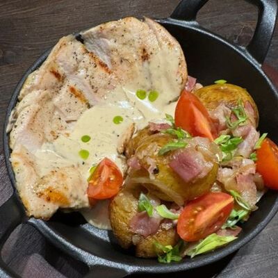 Куриная грудка под чесночным соусом с картофелем в FABRIKA по цене 680 ₽