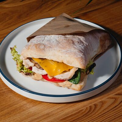 Сэндвич с цыпленком-терияки в Cream Soda по цене 640 ₽