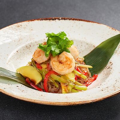 Салат с фунчозой и креветками в Lafa Lounge по цене 690 ₽