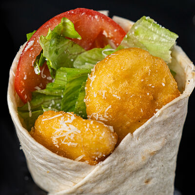 Цезарь-ролл в Shot Dogs убойные хот-доги по цене 340 ₽