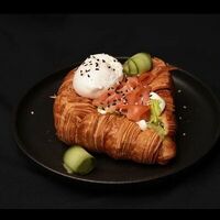 Круассан с лососем и яйцом пашотв Yacht Cafe Sochi