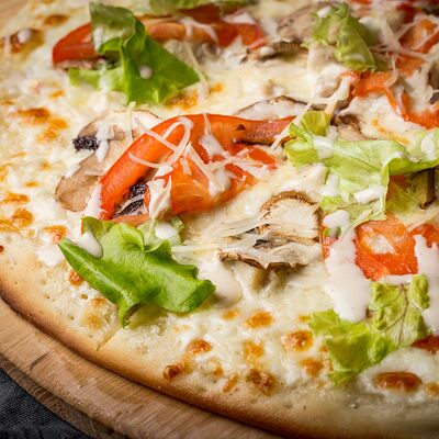 Пицца Цезарьв Bourbon по цене 670 ₽