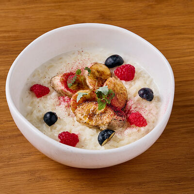 Каша рисовая с бананом и ягодами в Клёво по цене 350 ₽