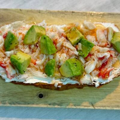 Брускетта с крабом, авокадо и сладким чили в L'angolo Italiano по цене 49 р.