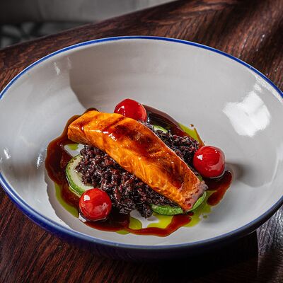 Стейк из лосося в глазури терияки с диким рисом и овощами в Brasserie Lambic по цене 1680 ₽