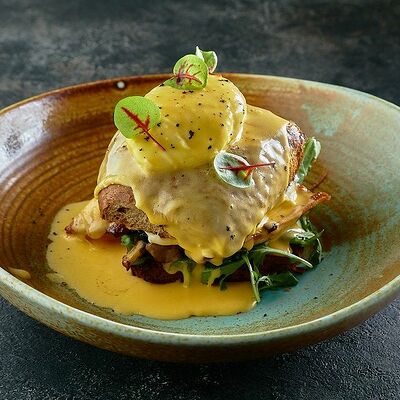 Яйцо Бенедикт с беконом в Двор Помидор по цене 440