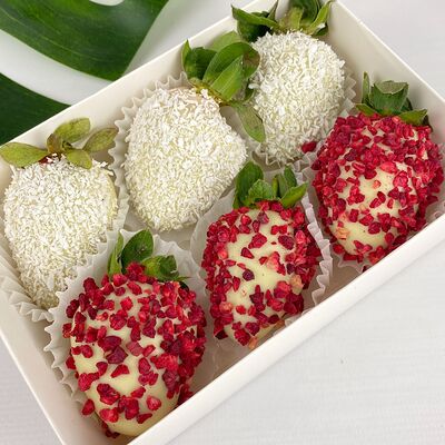 №78 6 клубничек в белом шоколаде с кокосом и малиной в Durian Экзотические фрукты по цене 1350 ₽