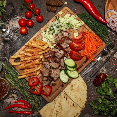 Гирос cвинoй на тарелке в Шашлычная бостан по цене 699 ₽