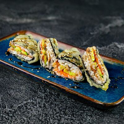 Квадратный теплый ролл с угрем в Sticks Sushi по цене 670 ₽