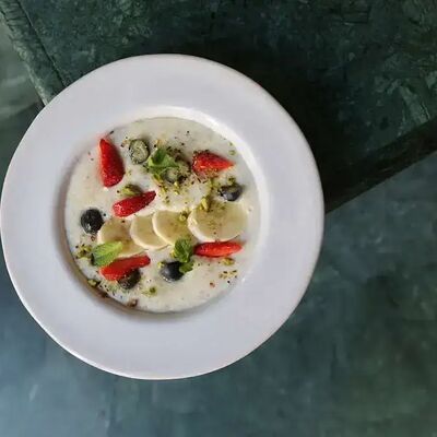 Каша овсяная с медом, орехами и ягодами в Tin по цене 440 ₽