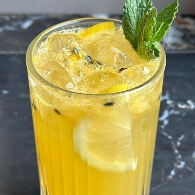 Айс ти Маракуйя-личи-ромашкав Double Coffee по цене 2300 ₸