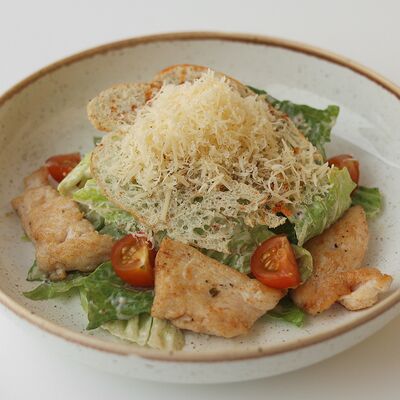 Цезарь с цыпленком в Блиныпицца по цене 590 ₽