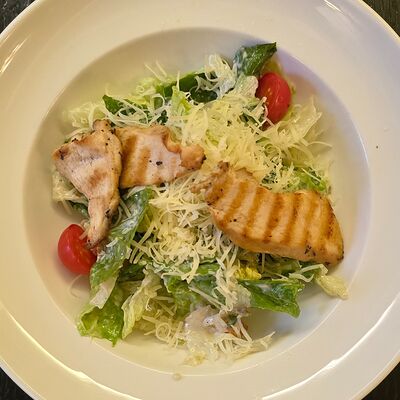 Салат Цезарек с курочной в Траттория Semplice по цене 350 ₽