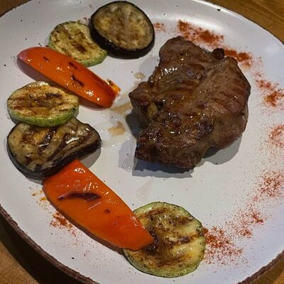 Стейк из cвинoй шеи с овощами гриль в Гастробар Крапива по цене 670 ₽