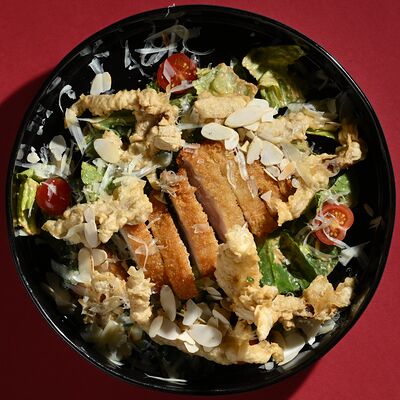 Цезарь том ям с курицей криспи и вешенками в Ики изакая по цене 580 ₽