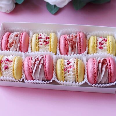 Макарун с разными вкусами: ваниль-клубника и малина-фисташка в Miracle bakery по цене 2890 ₽