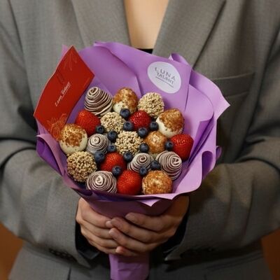 Букет «Fantasy» (19 шт.) в Luna-Клубника в шоколаде по цене 3990 ₽