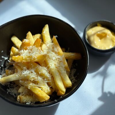 Картофель фри с пармезаном и трюфельной специей в Птичка по цене 430 ₽