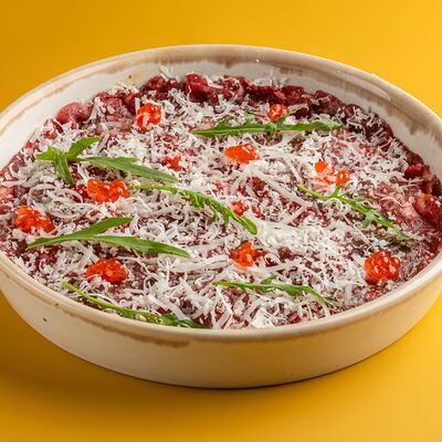 Карпаччо из говядины, соус из тунца, рукола, красная икра, пармезан в Винология по цене 890 ₽