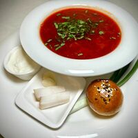 Борщ кубанский с салом и пампушкойв ДереWня