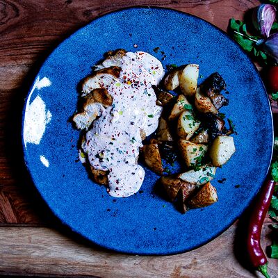 Куриная грудка с картофелем и грибами с соусом блю-чиз в Сумах по цене 530 ₽