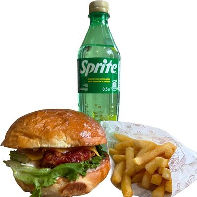 Бургер янгнем комбо Спрайтв Ramen Mart по цене 3600 ₸