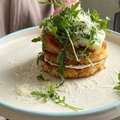 Драники с сёмгой слабой соли и яйцом пашот в Сладости и Радости Советская по цене 700 ₽