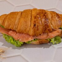 Круассан с красной рыбой и сливочным сыром в Пекарня Буханка