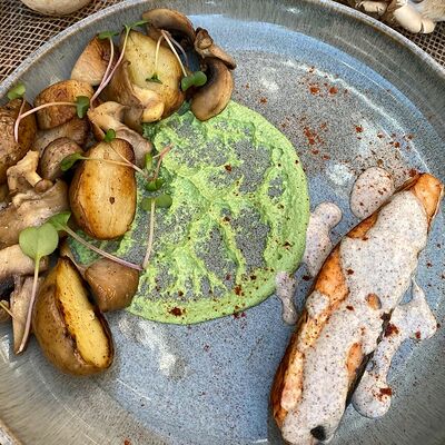 Стейк из лосося с картофелем и грибами в Гастробар DOM по цене 690