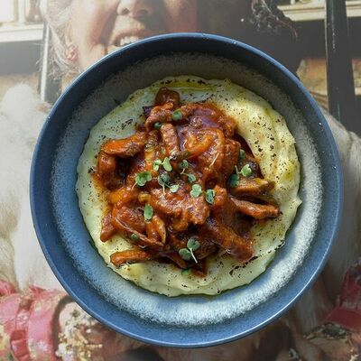 Биф строганов с подкопченым пюре на соусе Наполи в Dolce Nonna по цене 810 ₽